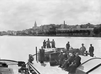 Bateliers sur le Rhône près de Bourg Saint Andreal, début du 20e siècle